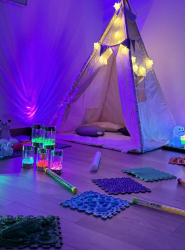 tipi sensoriel et tapis avec textures différentes et jeux de lumière