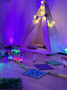 tipi sensoriel et tapis avec textures différentes et jeux de lumière